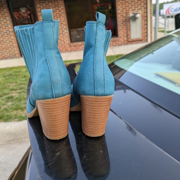 Boots - Picture 3 of 4